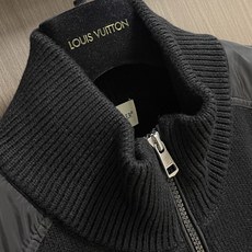 Moncler 毛织拼接尼龙拉链开衫毛衣,主体采用优质羊毛纱线织造,纱线纤维抱合紧密,布面肌理细腻饱满。羊毛自带优异的锁 Moncler 毛织拼接尼龙拉链开衫毛衣,主体采用优质羊毛纱线织造,纱线纤维抱合紧密,布面肌理细腻饱满。羊毛自带优异的锁