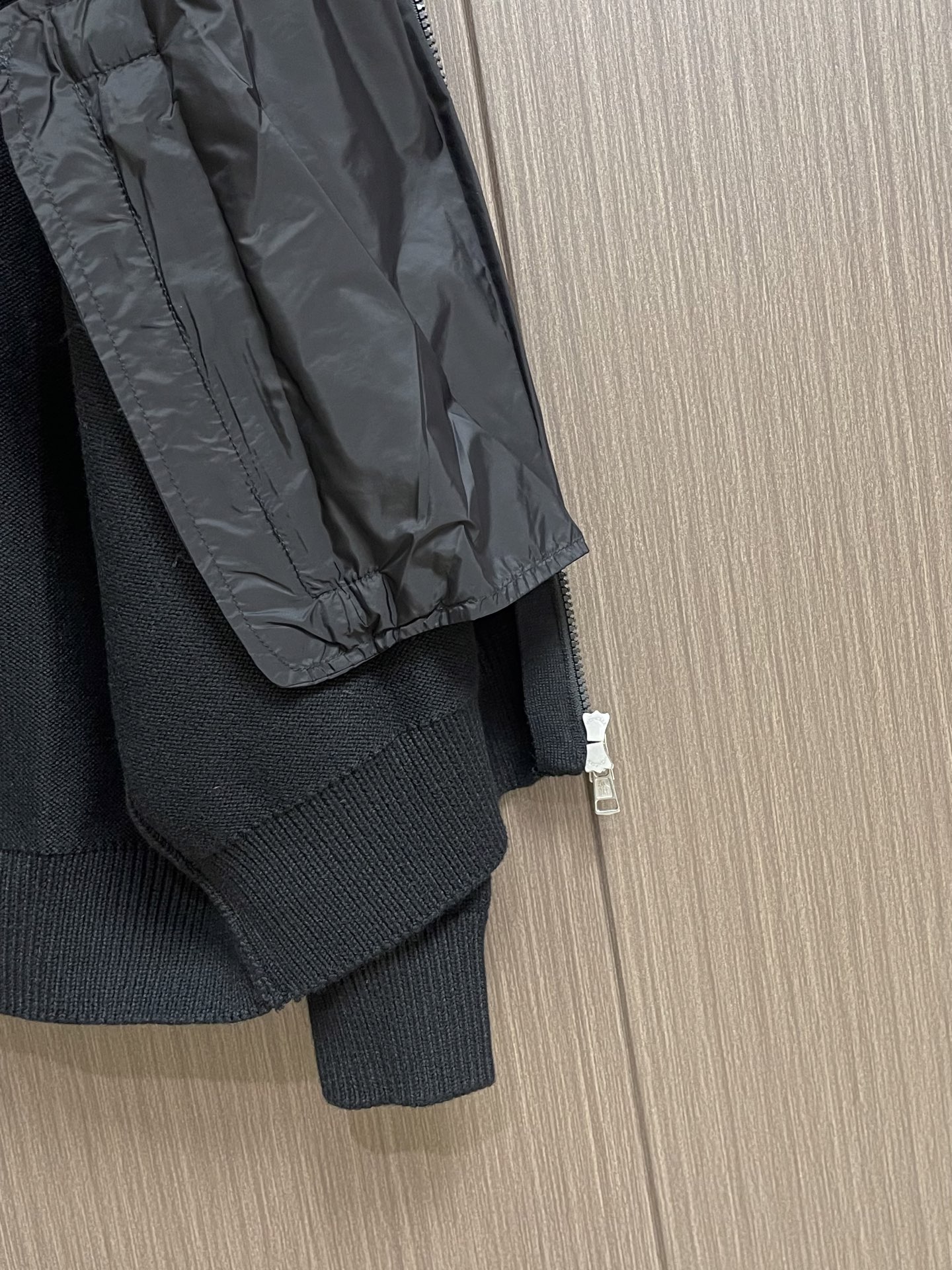 Moncler 毛织拼接尼龙拉链开衫毛衣,主体采用优质羊毛纱线织造,纱线纤维抱合紧密,布面肌理细腻饱满。羊毛自带优异的锁 Moncler 毛织拼接尼龙拉链开衫毛衣,主体采用优质羊毛纱线织造,纱线纤维抱合紧密,布面肌理细腻饱满。羊毛自带优异的锁