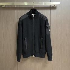 Moncler 毛织拼接尼龙拉链开衫毛衣,主体采用优质羊毛纱线织造,纱线纤维抱合紧密,布面肌理细腻饱满。羊毛自带优异的锁 Moncler 毛织拼接尼龙拉链开衫毛衣,主体采用优质羊毛纱线织造,纱线纤维抱合紧密,布面肌理细腻饱满。羊毛自带优异的锁