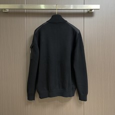Moncler 毛织拼接尼龙拉链开衫毛衣,主体采用优质羊毛纱线织造,纱线纤维抱合紧密,布面肌理细腻饱满。羊毛自带优异的锁 Moncler 毛织拼接尼龙拉链开衫毛衣,主体采用优质羊毛纱线织造,纱线纤维抱合紧密,布面肌理细腻饱满。羊毛自带优异的锁