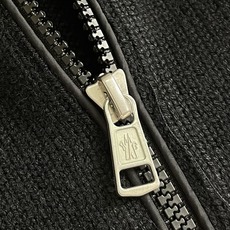 Moncler 毛织拼接尼龙拉链开衫毛衣,主体采用优质羊毛纱线织造,纱线纤维抱合紧密,布面肌理细腻饱满。羊毛自带优异的锁 Moncler 毛织拼接尼龙拉链开衫毛衣,主体采用优质羊毛纱线织造,纱线纤维抱合紧密,布面肌理细腻饱满。羊毛自带优异的锁