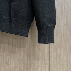Moncler 毛织拼接尼龙拉链开衫毛衣,主体采用优质羊毛纱线织造,纱线纤维抱合紧密,布面肌理细腻饱满。羊毛自带优异的锁 Moncler 毛织拼接尼龙拉链开衫毛衣,主体采用优质羊毛纱线织造,纱线纤维抱合紧密,布面肌理细腻饱满。羊毛自带优异的锁