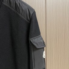 Moncler 毛织拼接尼龙拉链开衫毛衣,主体采用优质羊毛纱线织造,纱线纤维抱合紧密,布面肌理细腻饱满。羊毛自带优异的锁 Moncler 毛织拼接尼龙拉链开衫毛衣,主体采用优质羊毛纱线织造,纱线纤维抱合紧密,布面肌理细腻饱满。羊毛自带优异的锁