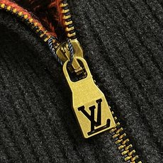 LV 红黑格纹拉链翻领针织外套毛衣。主体面料采用棉混色纱线织造,罗纹领口、下摆、袖口为100%绵羊毛材质,棉料亲肤透气, LV 红黑格纹拉链翻领针织外套毛衣。主体面料采用棉混色纱线织造,罗纹领口、下摆、袖口为100%绵羊毛材质,棉料亲肤透气,