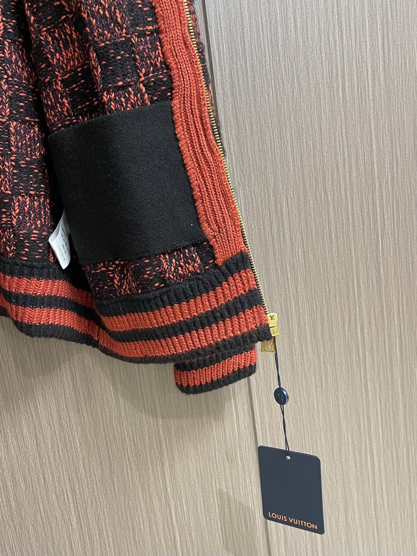 LV 红黑格纹拉链翻领针织外套毛衣。主体面料采用棉混色纱线织造,罗纹领口、下摆、袖口为100%绵羊毛材质,棉料亲肤透气, LV 红黑格纹拉链翻领针织外套毛衣。主体面料采用棉混色纱线织造,罗纹领口、下摆、袖口为100%绵羊毛材质,棉料亲肤透气,