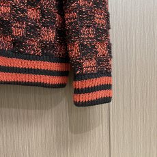 LV 红黑格纹拉链翻领针织外套毛衣。主体面料采用棉混色纱线织造,罗纹领口、下摆、袖口为100%绵羊毛材质,棉料亲肤透气, LV 红黑格纹拉链翻领针织外套毛衣。主体面料采用棉混色纱线织造,罗纹领口、下摆、袖口为100%绵羊毛材质,棉料亲肤透气,