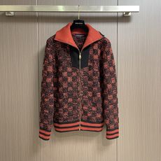 LV 红黑格纹拉链翻领针织外套毛衣。主体面料采用棉混色纱线织造,罗纹领口、下摆、袖口为100%绵羊毛材质,棉料亲肤透气, LV 红黑格纹拉链翻领针织外套毛衣。主体面料采用棉混色纱线织造,罗纹领口、下摆、袖口为100%绵羊毛材质,棉料亲肤透气,