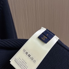 LV 2026ss早秋系列盾牌logo标识刺绣针织长袖针织毛衣! 定制羊毛纱线织造 柔软舒适 大身刺绣盾牌字母徽标图案 LV 2026ss早秋系列盾牌logo标识刺绣针织长袖针织毛衣! 定制羊毛纱线织造 柔软舒适 大身刺绣盾牌字母徽标图案