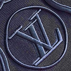 LV 2026ss早秋系列盾牌logo标识刺绣针织长袖针织毛衣! 定制羊毛纱线织造 柔软舒适 大身刺绣盾牌字母徽标图案 LV 2026ss早秋系列盾牌logo标识刺绣针织长袖针织毛衣! 定制羊毛纱线织造 柔软舒适 大身刺绣盾牌字母徽标图案