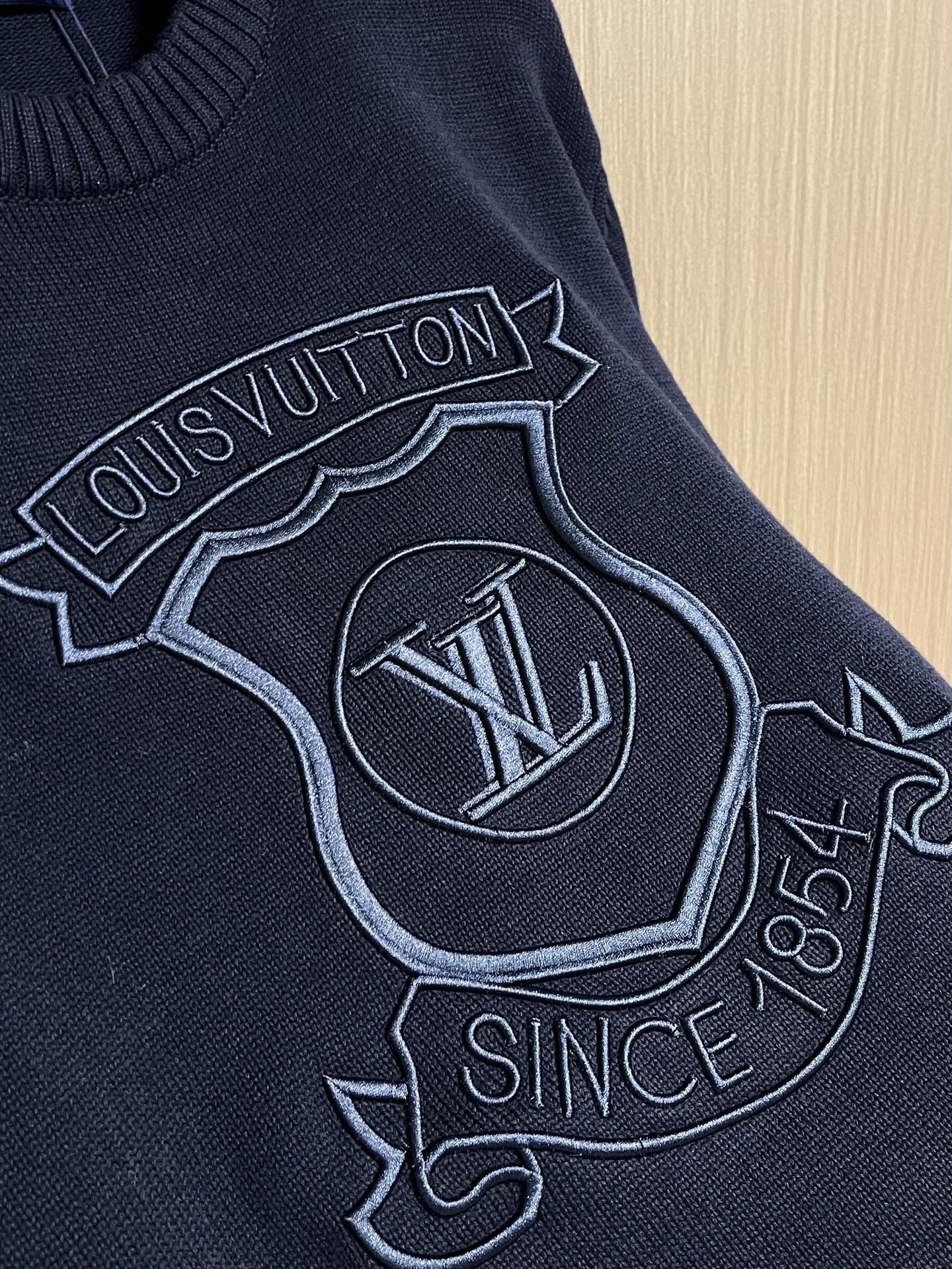 LV 2026ss早秋系列盾牌logo标识刺绣针织长袖针织毛衣! 定制羊毛纱线织造 柔软舒适 大身刺绣盾牌字母徽标图案 LV 2026ss早秋系列盾牌logo标识刺绣针织长袖针织毛衣! 定制羊毛纱线织造 柔软舒适 大身刺绣盾牌字母徽标图案
