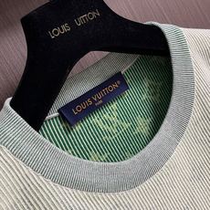 LV 暗纹logo短袖T恤,本季单品出自 2026秋冬秀场,借光感设计展现品牌未来主义科技和精湛传统匠艺,以别致笔触点明 LV 暗纹logo短袖T恤,本季单品出自 2026秋冬秀场,借光感设计展现品牌未来主义科技和精湛传统匠艺,以别致笔触点明