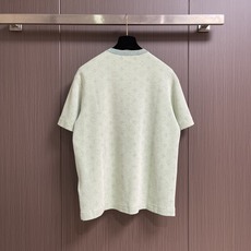 LV 暗纹logo短袖T恤,本季单品出自 2026秋冬秀场,借光感设计展现品牌未来主义科技和精湛传统匠艺,以别致笔触点明 LV 暗纹logo短袖T恤,本季单品出自 2026秋冬秀场,借光感设计展现品牌未来主义科技和精湛传统匠艺,以别致笔触点明