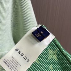 LV 暗纹logo短袖T恤,本季单品出自 2026秋冬秀场,借光感设计展现品牌未来主义科技和精湛传统匠艺,以别致笔触点明 LV 暗纹logo短袖T恤,本季单品出自 2026秋冬秀场,借光感设计展现品牌未来主义科技和精湛传统匠艺,以别致笔触点明