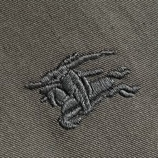 Burberry 马术绣花格纹内衬翻领夹克,面料选用轻盈嘎巴甸纯棉面料,其运用高密斜纹交织织造结构,经纬纱线紧密排布,形 Burberry 马术绣花格纹内衬翻领夹克,面料选用轻盈嘎巴甸纯棉面料,其运用高密斜纹交织织造结构,经纬纱线紧密排布,形