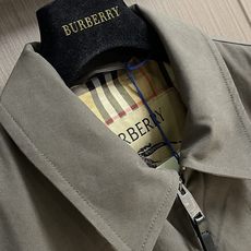Burberry 马术绣花格纹内衬翻领夹克,面料选用轻盈嘎巴甸纯棉面料,其运用高密斜纹交织织造结构,经纬纱线紧密排布,形 Burberry 马术绣花格纹内衬翻领夹克,面料选用轻盈嘎巴甸纯棉面料,其运用高密斜纹交织织造结构,经纬纱线紧密排布,形