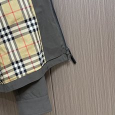 Burberry 马术绣花格纹内衬翻领夹克,面料选用轻盈嘎巴甸纯棉面料,其运用高密斜纹交织织造结构,经纬纱线紧密排布,形 Burberry 马术绣花格纹内衬翻领夹克,面料选用轻盈嘎巴甸纯棉面料,其运用高密斜纹交织织造结构,经纬纱线紧密排布,形