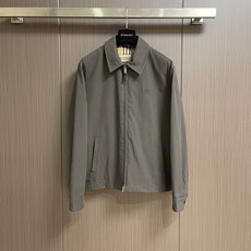 Burberry 马术绣花格纹内衬翻领夹克,面料选用轻盈嘎巴甸纯棉面料,其运用高密斜纹交织织造结构,经纬纱线紧密排布,形 Burberry 马术绣花格纹内衬翻领夹克,面料选用轻盈嘎巴甸纯棉面料,其运用高密斜纹交织织造结构,经纬纱线紧密排布,形