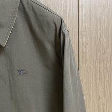 Burberry 马术绣花格纹内衬翻领夹克,面料选用轻盈嘎巴甸纯棉面料,其运用高密斜纹交织织造结构,经纬纱线紧密排布,形 Burberry 马术绣花格纹内衬翻领夹克,面料选用轻盈嘎巴甸纯棉面料,其运用高密斜纹交织织造结构,经纬纱线紧密排布,形