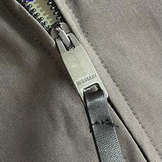 Burberry 马术绣花格纹内衬翻领夹克,面料选用轻盈嘎巴甸纯棉面料,其运用高密斜纹交织织造结构,经纬纱线紧密排布,形 Burberry 马术绣花格纹内衬翻领夹克,面料选用轻盈嘎巴甸纯棉面料,其运用高密斜纹交织织造结构,经纬纱线紧密排布,形