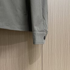 Burberry 马术绣花格纹内衬翻领夹克,面料选用轻盈嘎巴甸纯棉面料,其运用高密斜纹交织织造结构,经纬纱线紧密排布,形 Burberry 马术绣花格纹内衬翻领夹克,面料选用轻盈嘎巴甸纯棉面料,其运用高密斜纹交织织造结构,经纬纱线紧密排布,形
