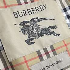 Burberry 马术绣花格纹内衬翻领夹克,面料选用轻盈嘎巴甸纯棉面料,其运用高密斜纹交织织造结构,经纬纱线紧密排布,形 Burberry 马术绣花格纹内衬翻领夹克,面料选用轻盈嘎巴甸纯棉面料,其运用高密斜纹交织织造结构,经纬纱线紧密排布,形