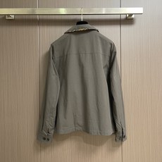 Burberry 马术绣花格纹内衬翻领夹克,面料选用轻盈嘎巴甸纯棉面料,其运用高密斜纹交织织造结构,经纬纱线紧密排布,形 Burberry 马术绣花格纹内衬翻领夹克,面料选用轻盈嘎巴甸纯棉面料,其运用高密斜纹交织织造结构,经纬纱线紧密排布,形