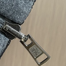 Moncler 双面穿连帽夹克外套,A面为100%全棉面料,肌理柔和细腻,亲肤透气,上身舒适松弛,拥有针织卫衣温润质感, Moncler 双面穿连帽夹克外套,A面为100%全棉面料,肌理柔和细腻,亲肤透气,上身舒适松弛,拥有针织卫衣温润质感,