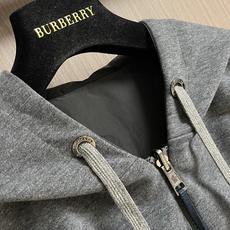 Moncler 双面穿连帽夹克外套,A面为100%全棉面料,肌理柔和细腻,亲肤透气,上身舒适松弛,拥有针织卫衣温润质感, Moncler 双面穿连帽夹克外套,A面为100%全棉面料,肌理柔和细腻,亲肤透气,上身舒适松弛,拥有针织卫衣温润质感,
