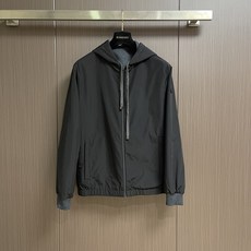 Moncler 双面穿连帽夹克外套,A面为100%全棉面料,肌理柔和细腻,亲肤透气,上身舒适松弛,拥有针织卫衣温润质感, Moncler 双面穿连帽夹克外套,A面为100%全棉面料,肌理柔和细腻,亲肤透气,上身舒适松弛,拥有针织卫衣温润质感,