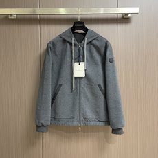Moncler 双面穿连帽夹克外套,A面为100%全棉面料,肌理柔和细腻,亲肤透气,上身舒适松弛,拥有针织卫衣温润质感, Moncler 双面穿连帽夹克外套,A面为100%全棉面料,肌理柔和细腻,亲肤透气,上身舒适松弛,拥有针织卫衣温润质感,