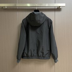 Moncler 双面穿连帽夹克外套,A面为100%全棉面料,肌理柔和细腻,亲肤透气,上身舒适松弛,拥有针织卫衣温润质感, Moncler 双面穿连帽夹克外套,A面为100%全棉面料,肌理柔和细腻,亲肤透气,上身舒适松弛,拥有针织卫衣温润质感,