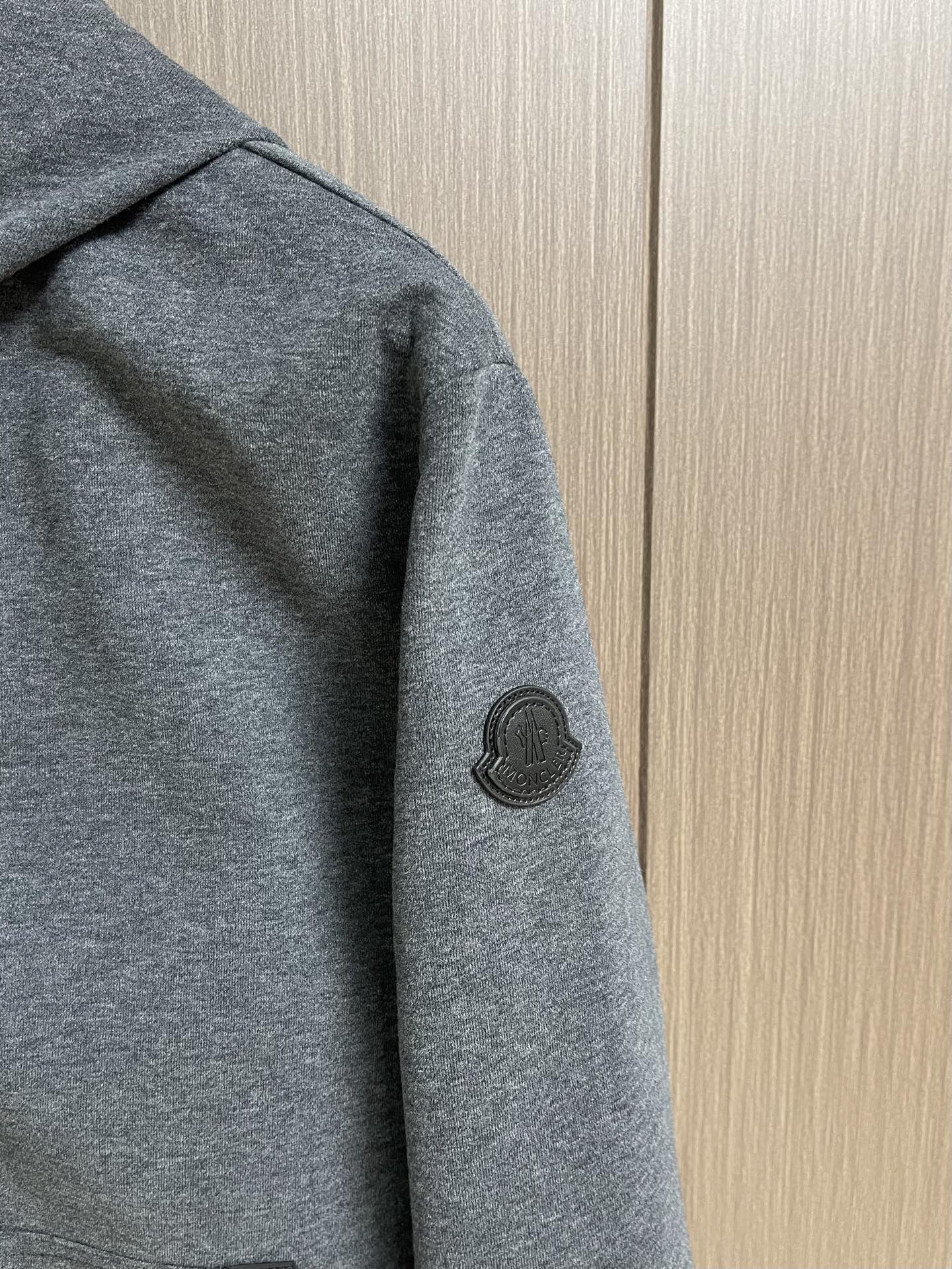 Moncler 双面穿连帽夹克外套,A面为100%全棉面料,肌理柔和细腻,亲肤透气,上身舒适松弛,拥有针织卫衣温润质感, Moncler 双面穿连帽夹克外套,A面为100%全棉面料,肌理柔和细腻,亲肤透气,上身舒适松弛,拥有针织卫衣温润质感,