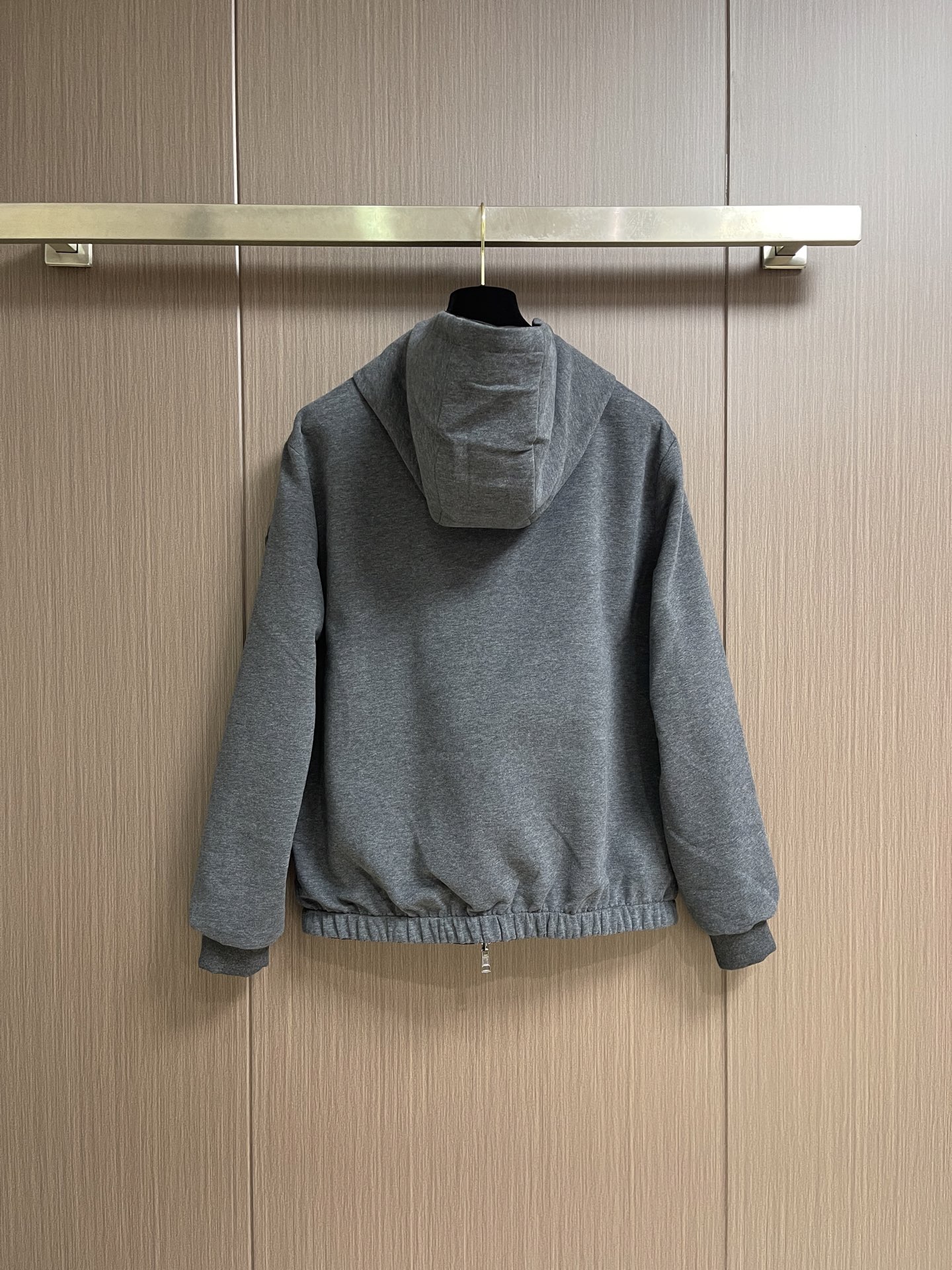 Moncler 双面穿连帽夹克外套,A面为100%全棉面料,肌理柔和细腻,亲肤透气,上身舒适松弛,拥有针织卫衣温润质感, Moncler 双面穿连帽夹克外套,A面为100%全棉面料,肌理柔和细腻,亲肤透气,上身舒适松弛,拥有针织卫衣温润质感,