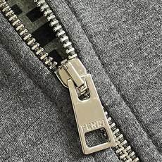 Fendi 棉质连帽抽绳拉链口袋长袖卫衣,这款FENDI深灰色连帽拉链开衫卫衣采用高克重水洗棉混毛圈针织面料织造,布面密 Fendi 棉质连帽抽绳拉链口袋长袖卫衣,这款FENDI深灰色连帽拉链开衫卫衣采用高克重水洗棉混毛圈针织面料织造,布面密