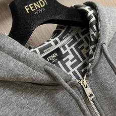 Fendi 棉质连帽抽绳拉链口袋长袖卫衣,这款FENDI深灰色连帽拉链开衫卫衣采用高克重水洗棉混毛圈针织面料织造,布面密 Fendi 棉质连帽抽绳拉链口袋长袖卫衣,这款FENDI深灰色连帽拉链开衫卫衣采用高克重水洗棉混毛圈针织面料织造,布面密