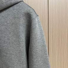 Fendi 棉质连帽抽绳拉链口袋长袖卫衣,这款FENDI深灰色连帽拉链开衫卫衣采用高克重水洗棉混毛圈针织面料织造,布面密 Fendi 棉质连帽抽绳拉链口袋长袖卫衣,这款FENDI深灰色连帽拉链开衫卫衣采用高克重水洗棉混毛圈针织面料织造,布面密