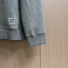 Fendi 棉质连帽抽绳拉链口袋长袖卫衣,这款FENDI深灰色连帽拉链开衫卫衣采用高克重水洗棉混毛圈针织面料织造,布面密 Fendi 棉质连帽抽绳拉链口袋长袖卫衣,这款FENDI深灰色连帽拉链开衫卫衣采用高克重水洗棉混毛圈针织面料织造,布面密