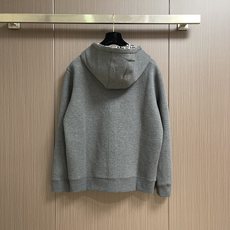 Fendi 棉质连帽抽绳拉链口袋长袖卫衣,这款FENDI深灰色连帽拉链开衫卫衣采用高克重水洗棉混毛圈针织面料织造,布面密 Fendi 棉质连帽抽绳拉链口袋长袖卫衣,这款FENDI深灰色连帽拉链开衫卫衣采用高克重水洗棉混毛圈针织面料织造,布面密