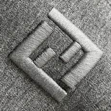 Fendi 棉质连帽抽绳拉链口袋长袖卫衣,这款FENDI深灰色连帽拉链开衫卫衣采用高克重水洗棉混毛圈针织面料织造,布面密 Fendi 棉质连帽抽绳拉链口袋长袖卫衣,这款FENDI深灰色连帽拉链开衫卫衣采用高克重水洗棉混毛圈针织面料织造,布面密