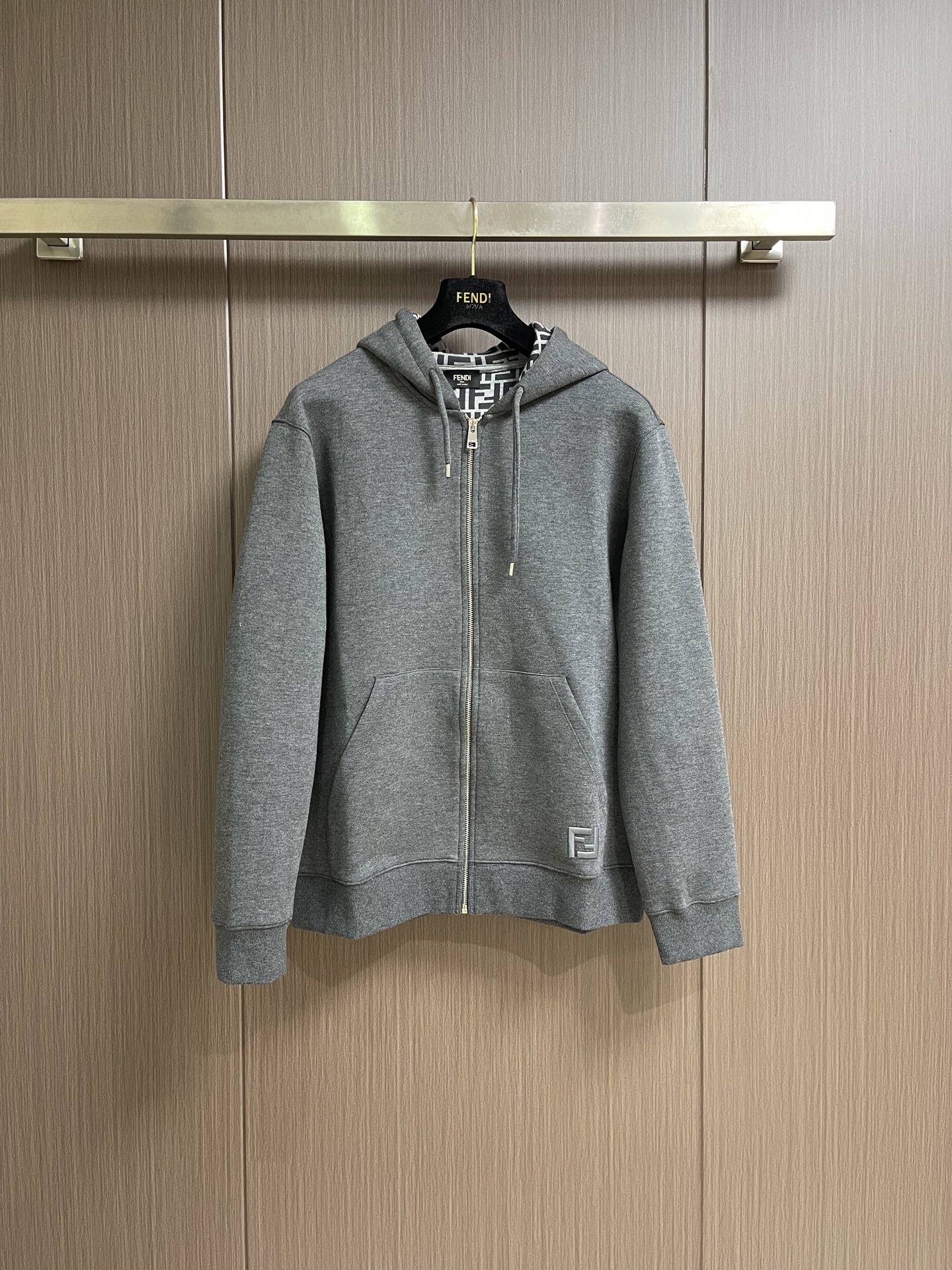 Fendi 棉质连帽抽绳拉链口袋长袖卫衣,这款FENDI深灰色连帽拉链开衫卫衣采用高克重水洗棉混毛圈针织面料织造,布面密 Fendi 棉质连帽抽绳拉链口袋长袖卫衣,这款FENDI深灰色连帽拉链开衫卫衣采用高克重水洗棉混毛圈针织面料织造,布面密