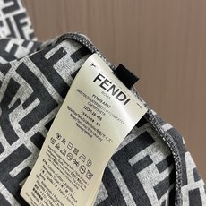 Fendi 棉质连帽抽绳拉链口袋长袖卫衣,这款FENDI深灰色连帽拉链开衫卫衣采用高克重水洗棉混毛圈针织面料织造,布面密 Fendi 棉质连帽抽绳拉链口袋长袖卫衣,这款FENDI深灰色连帽拉链开衫卫衣采用高克重水洗棉混毛圈针织面料织造,布面密