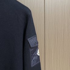 Moncler 袖袋饰章圆领针织毛衣,这款圆领针织长袖毛衣选用细腻亲肤的针织纱线织造,布面肌理柔和密实,触感温润,具备舒 Moncler 袖袋饰章圆领针织毛衣,这款圆领针织长袖毛衣选用细腻亲肤的针织纱线织造,布面肌理柔和密实,触感温润,具备舒