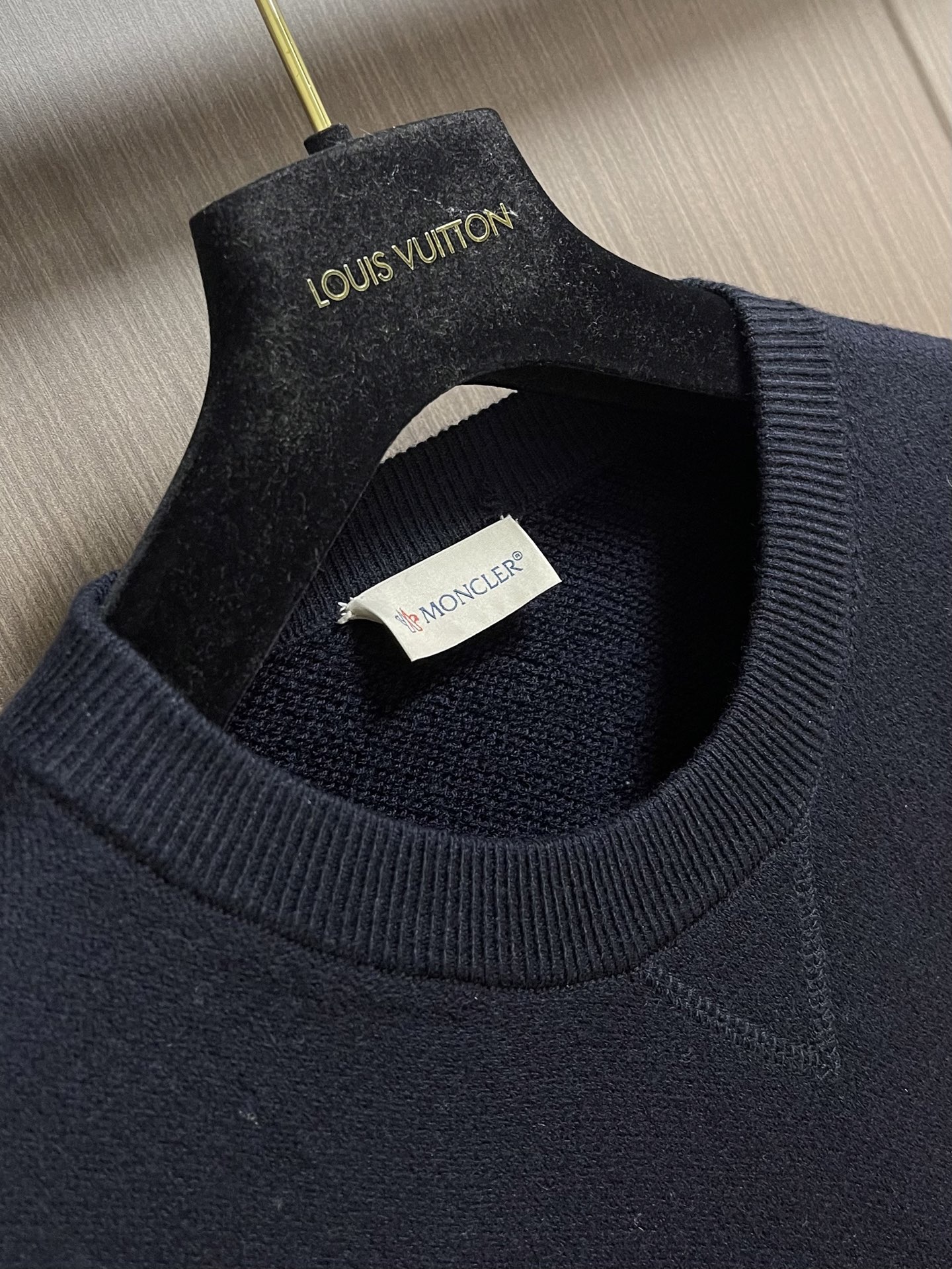 Moncler 袖袋饰章圆领针织毛衣,这款圆领针织长袖毛衣选用细腻亲肤的针织纱线织造,布面肌理柔和密实,触感温润,具备舒 Moncler 袖袋饰章圆领针织毛衣,这款圆领针织长袖毛衣选用细腻亲肤的针织纱线织造,布面肌理柔和密实,触感温润,具备舒