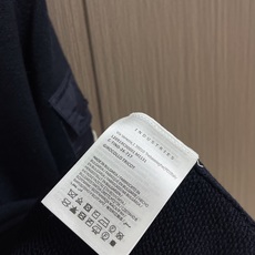 Moncler 袖袋饰章圆领针织毛衣,这款圆领针织长袖毛衣选用细腻亲肤的针织纱线织造,布面肌理柔和密实,触感温润,具备舒 Moncler 袖袋饰章圆领针织毛衣,这款圆领针织长袖毛衣选用细腻亲肤的针织纱线织造,布面肌理柔和密实,触感温润,具备舒