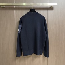 Moncler 袖袋饰章圆领针织毛衣,这款圆领针织长袖毛衣选用细腻亲肤的针织纱线织造,布面肌理柔和密实,触感温润,具备舒 Moncler 袖袋饰章圆领针织毛衣,这款圆领针织长袖毛衣选用细腻亲肤的针织纱线织造,布面肌理柔和密实,触感温润,具备舒