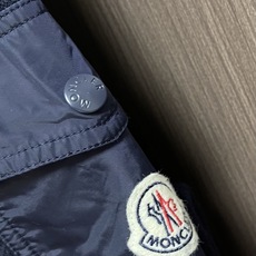 Moncler 袖袋饰章圆领针织毛衣,这款圆领针织长袖毛衣选用细腻亲肤的针织纱线织造,布面肌理柔和密实,触感温润,具备舒 Moncler 袖袋饰章圆领针织毛衣,这款圆领针织长袖毛衣选用细腻亲肤的针织纱线织造,布面肌理柔和密实,触感温润,具备舒