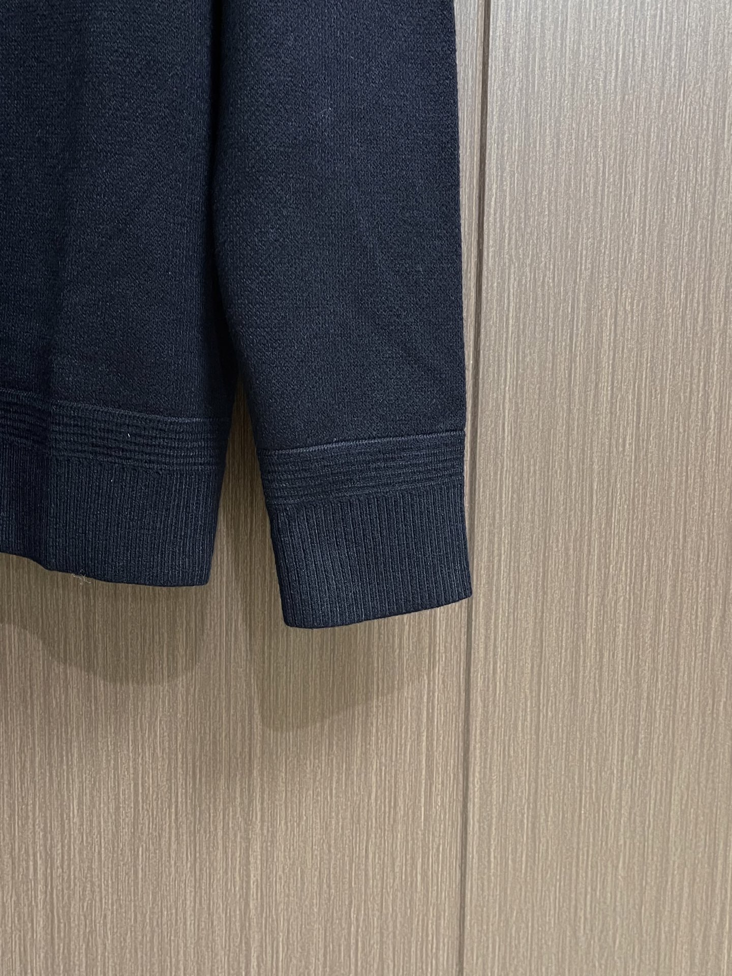 Moncler 袖袋饰章圆领针织毛衣,这款圆领针织长袖毛衣选用细腻亲肤的针织纱线织造,布面肌理柔和密实,触感温润,具备舒 Moncler 袖袋饰章圆领针织毛衣,这款圆领针织长袖毛衣选用细腻亲肤的针织纱线织造,布面肌理柔和密实,触感温润,具备舒