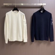 Moncler 袖袋饰章圆领针织毛衣,这款圆领针织长袖毛衣选用细腻亲肤的针织纱线织造,布面肌理柔和密实,触感温润,具备舒 Moncler 袖袋饰章圆领针织毛衣,这款圆领针织长袖毛衣选用细腻亲肤的针织纱线织造,布面肌理柔和密实,触感温润,具备舒