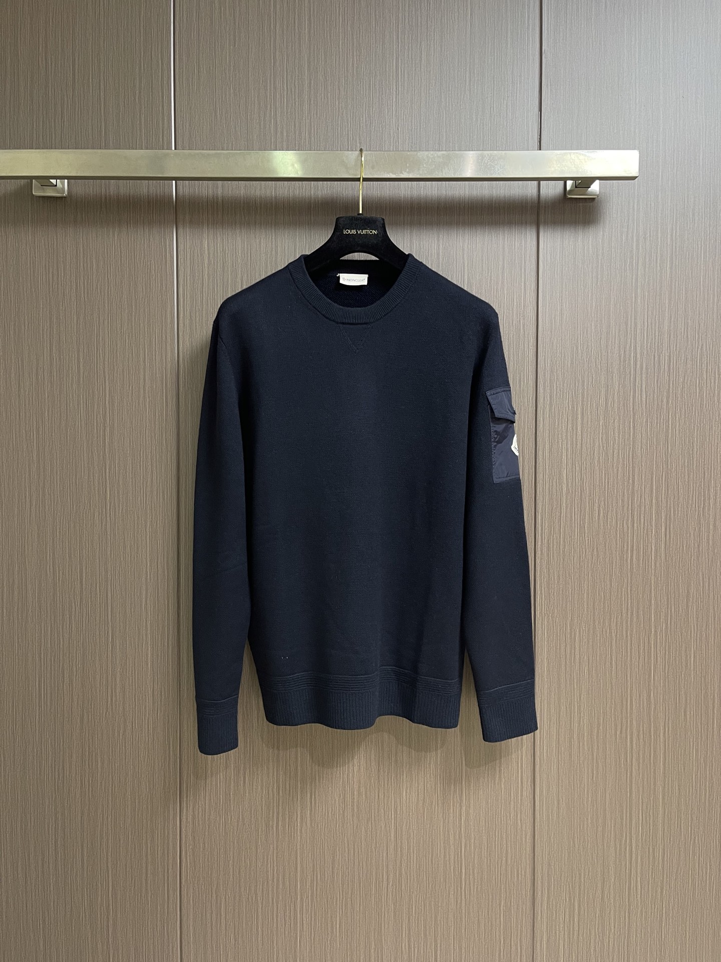 Moncler 袖袋饰章圆领针织毛衣,这款圆领针织长袖毛衣选用细腻亲肤的针织纱线织造,布面肌理柔和密实,触感温润,具备舒 Moncler 袖袋饰章圆领针织毛衣,这款圆领针织长袖毛衣选用细腻亲肤的针织纱线织造,布面肌理柔和密实,触感温润,具备舒