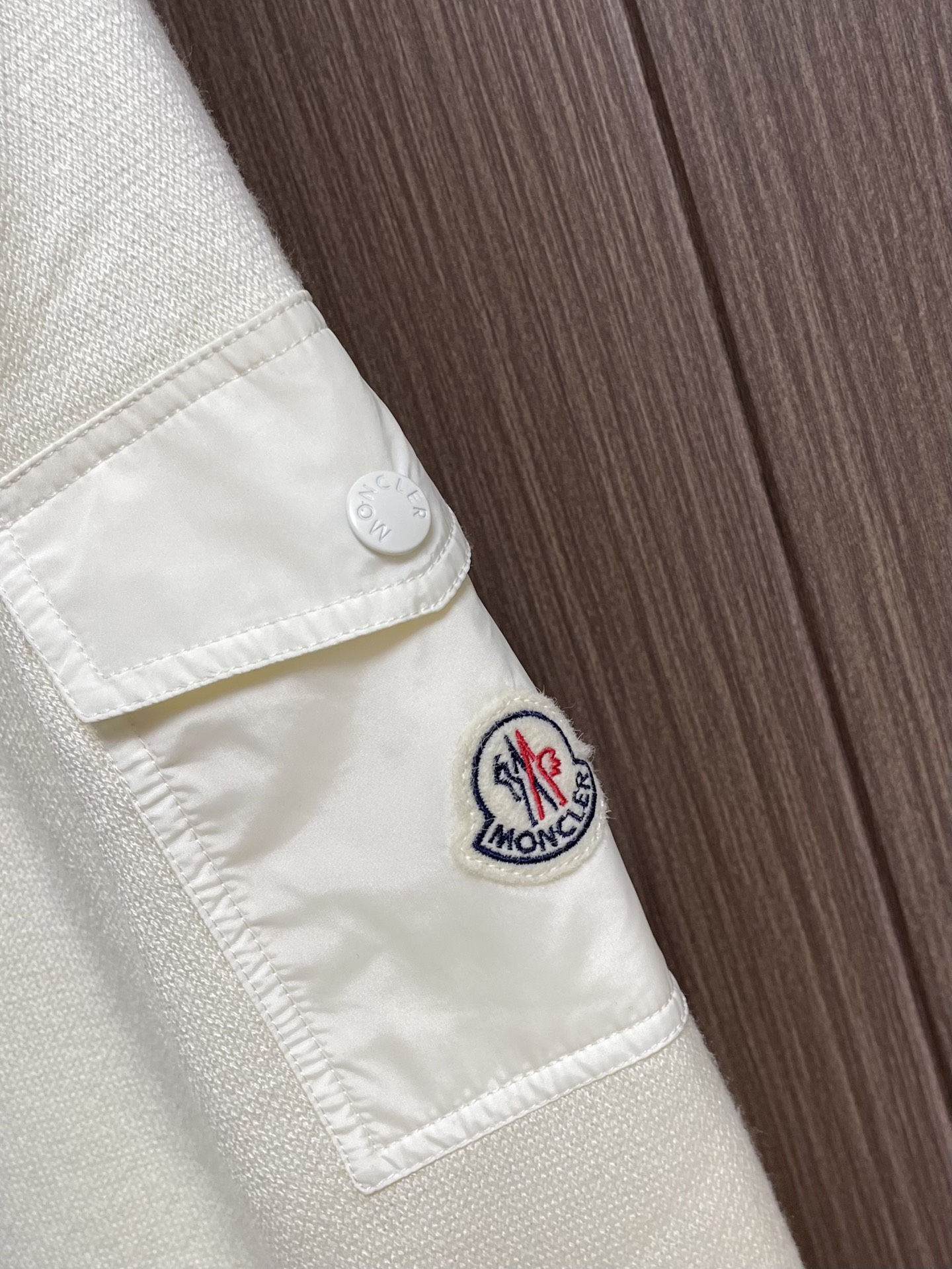 Moncler 袖袋饰章圆领针织毛衣,这款圆领针织长袖毛衣选用细腻亲肤的针织纱线织造,布面肌理柔和密实,触感温润,具备舒 Moncler 袖袋饰章圆领针织毛衣,这款圆领针织长袖毛衣选用细腻亲肤的针织纱线织造,布面肌理柔和密实,触感温润,具备舒